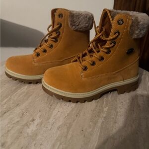 Size 4 Kids Lugs never worn no box(will secure for shipping.)